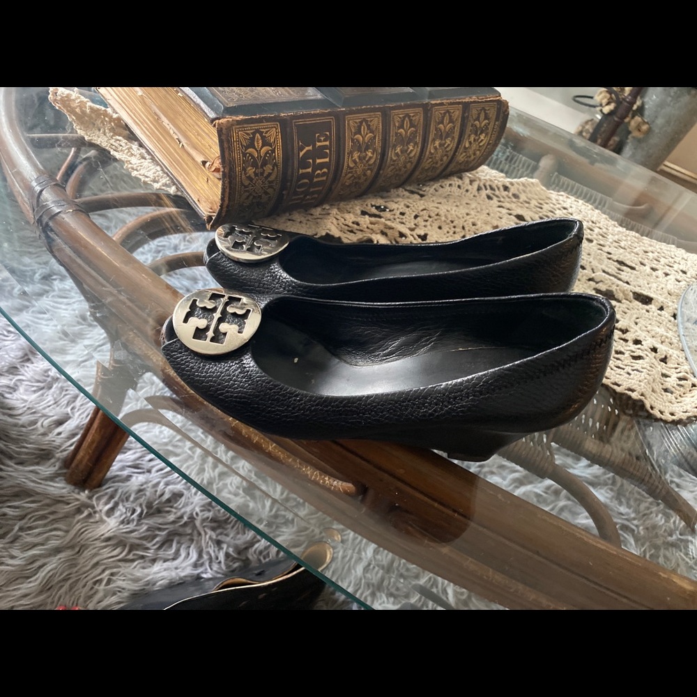 Tory Burch Sally 2 Pebbled Silver Logo Wedge